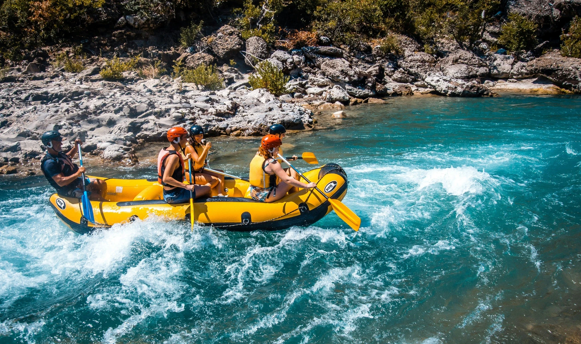 Skupina na raftingu na reki v sklopu službenega teambuildinga