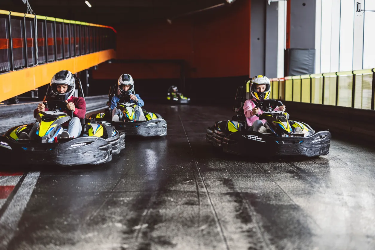 podjetje-na-kartingu-teambuilding-iStock-2045010128.webp