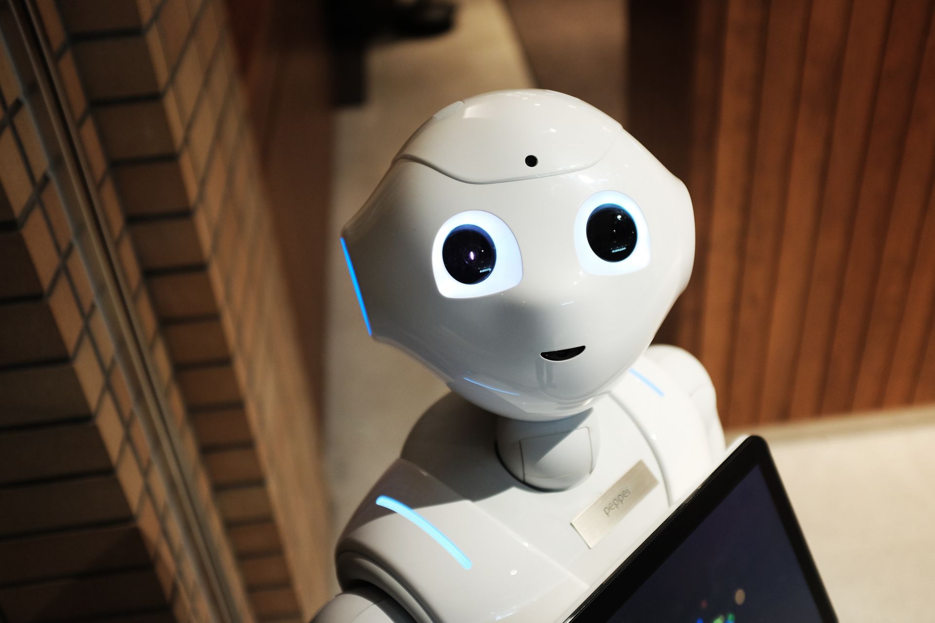 Umetna inteligenca v turizmu – humanoidni robot kot simbol digitalne preobrazbe potovalne industrije.