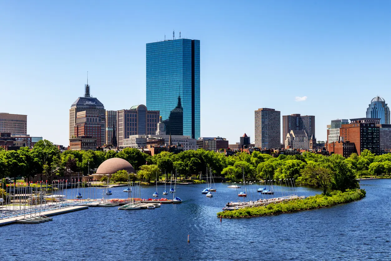 Panoramski pogled na Boston z reko Charles in mestnim obzorjem v ZDA