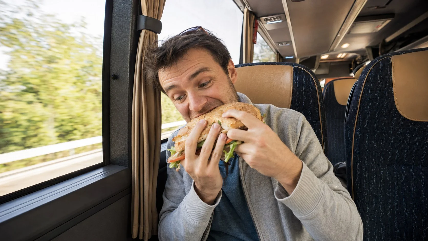 Moški je sendvič na avtobusu.