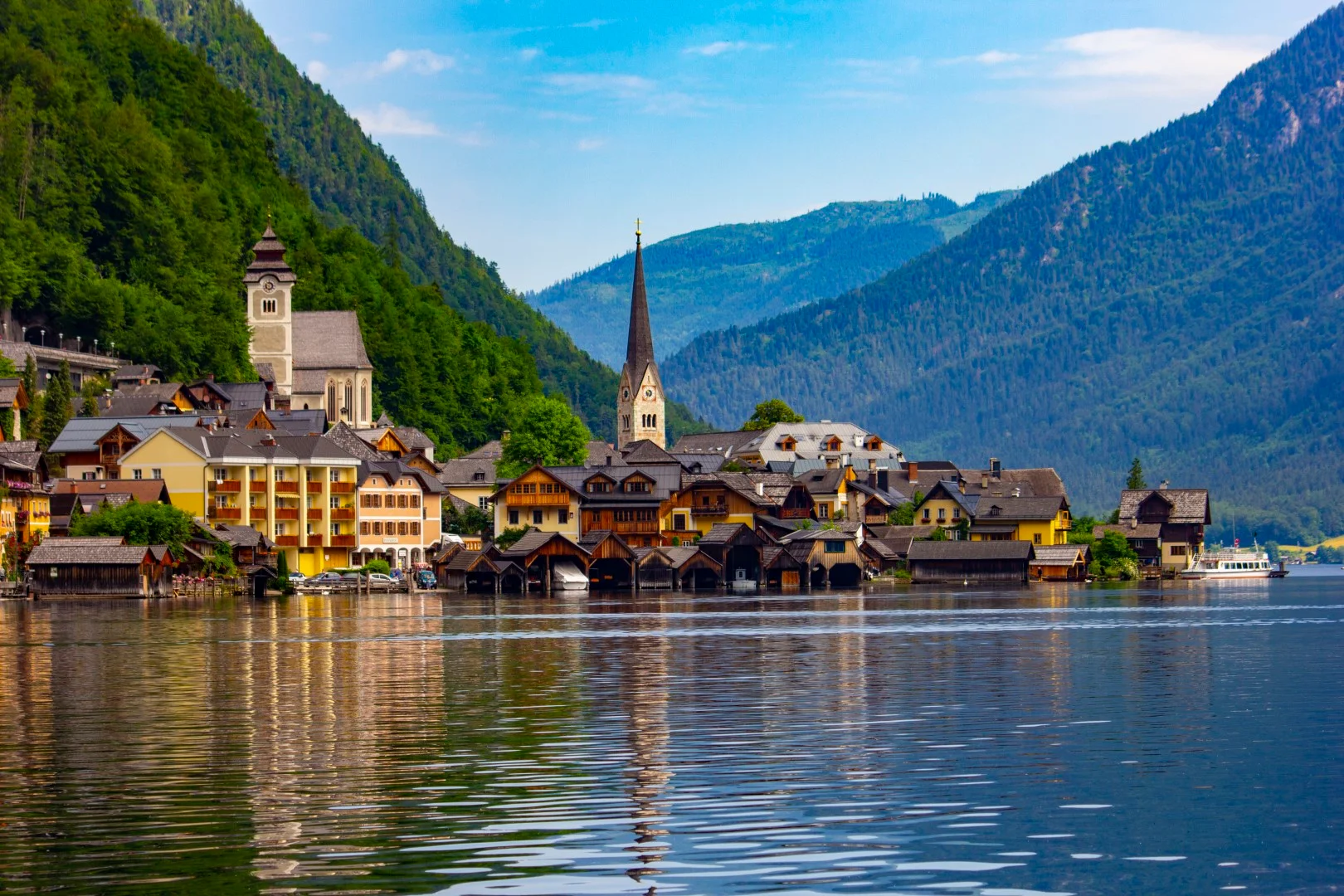 Pogled na vasico in jezero Hallstatt v Avstriji