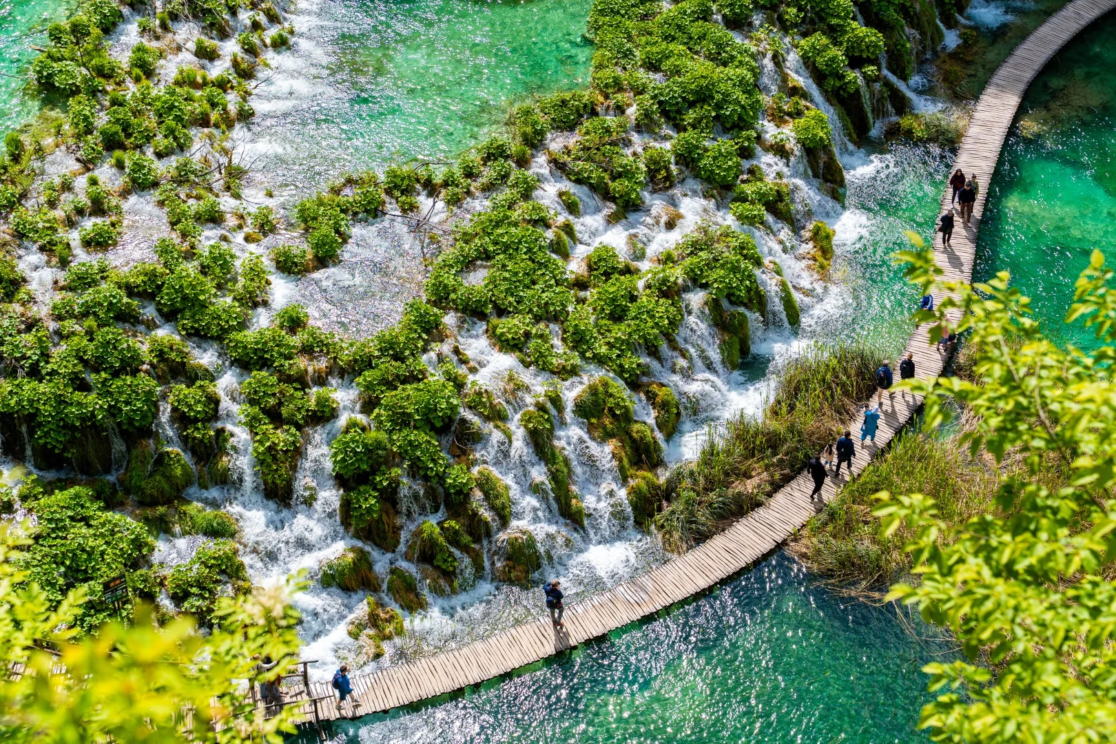Plitviška jezera s turkiznimi jezeri, slapovi in lesenimi sprehajalnimi potmi.