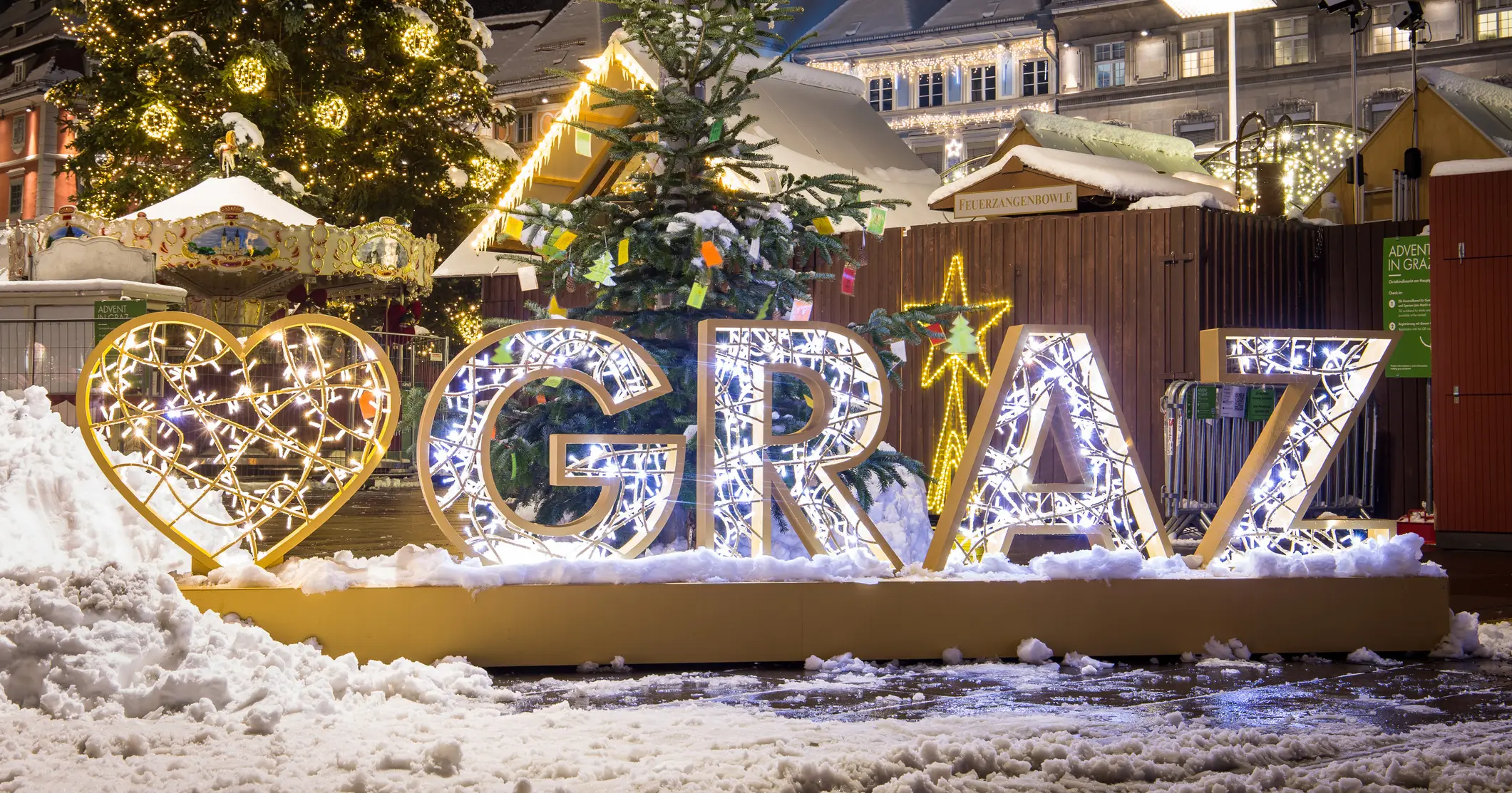 Črke v mestu Graz, osvetljene s prazničnimi lučkami v adventnem času.