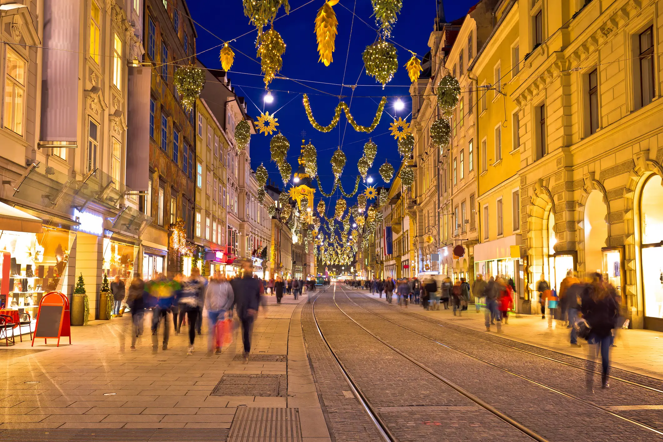 Zlata ulica z božično okrasitvijo - advent v Gradcu.