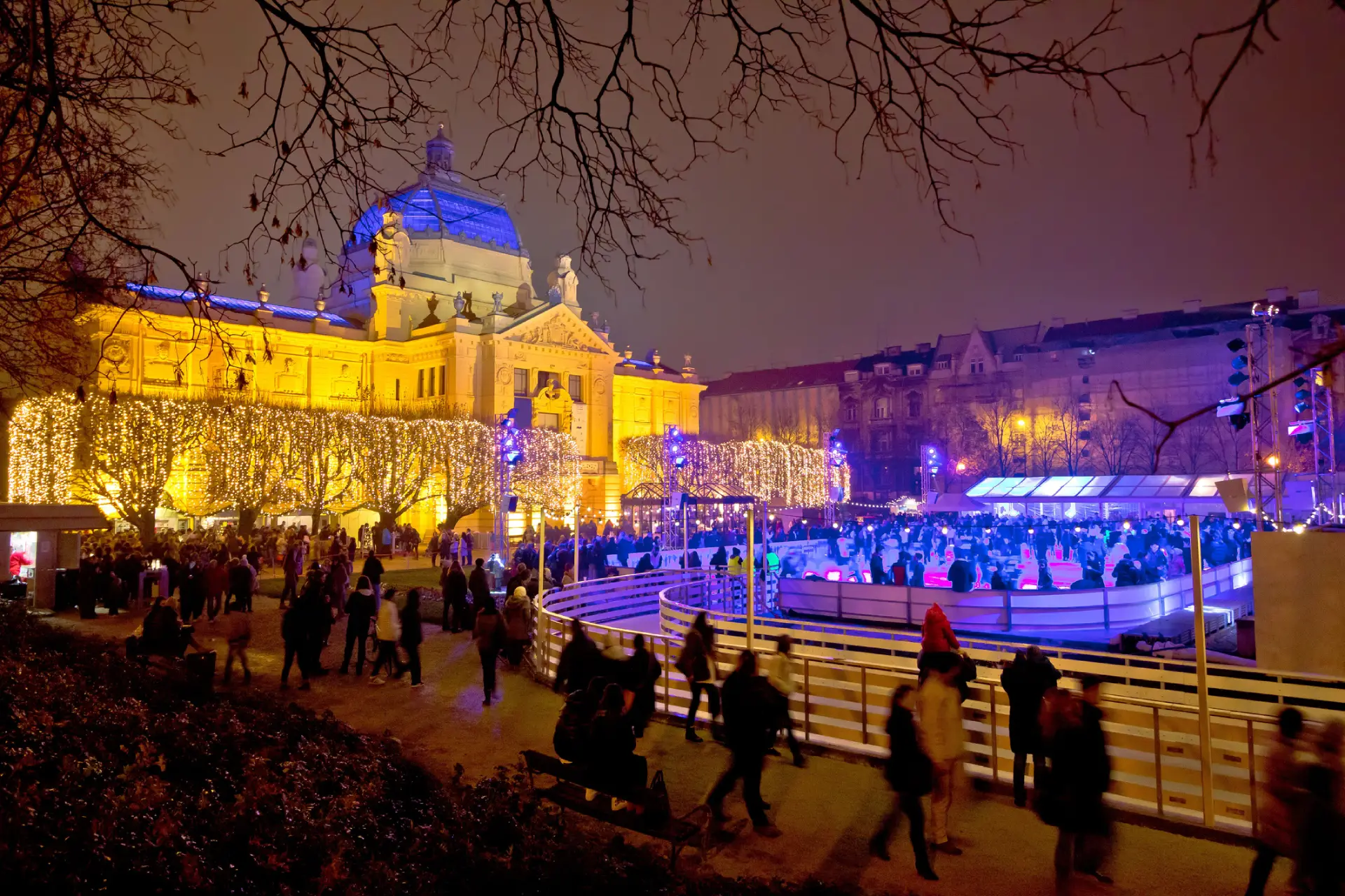 Advent v Zagrebu z drsališčem in praznično razsvetljavo v parku Zrinjevac.
