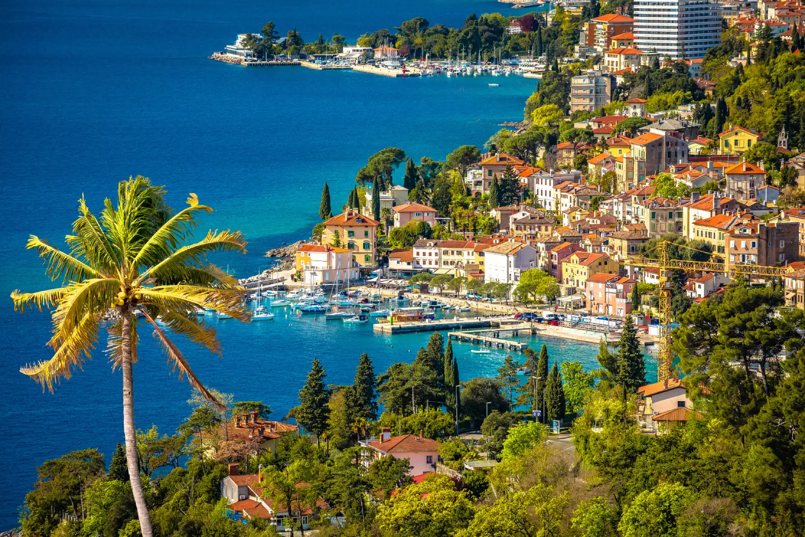 Panoramski pogled na Opatijo, eno najlepših adventnih destinacij ob Jadranu.