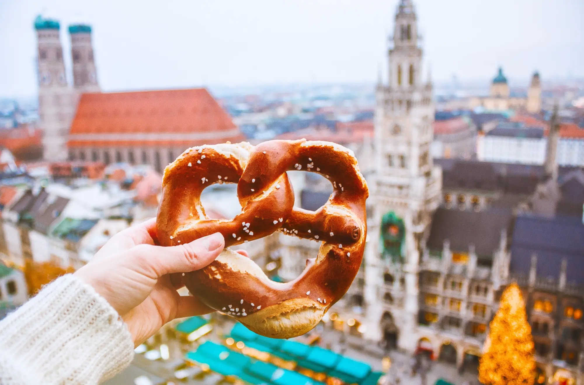 Tradicionalna bavarska presta z razgledom na Marienplatz in mestno hišo v Münchnu.
