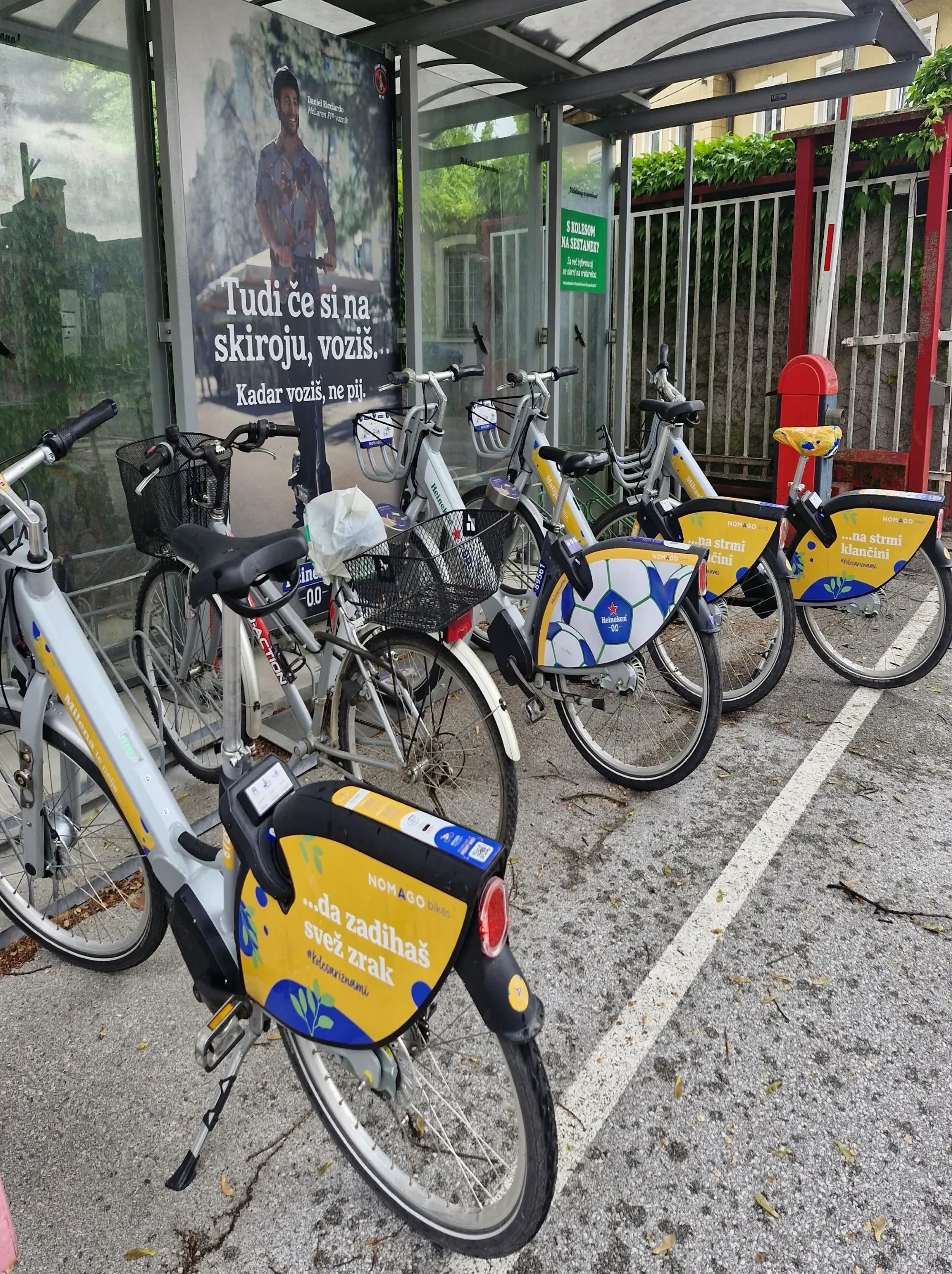 Postaja za izposojo koles kot del trajnostnih rešitev za mobilnost v podjetjih.