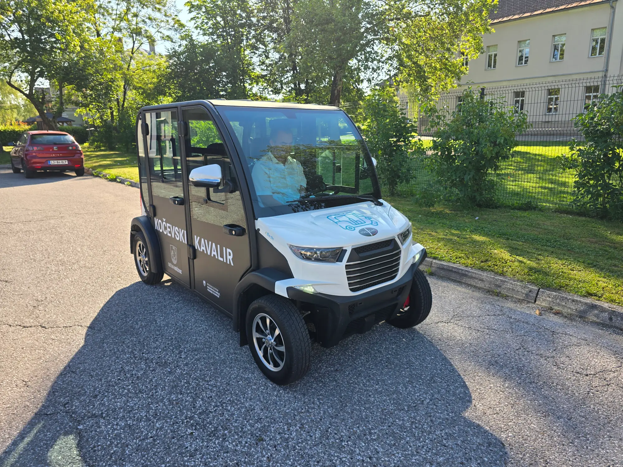 Električno vozilo Kočevski kavalir omogoča dostopen prevoz starejšim in osebam z omejeno mobilnostjo.