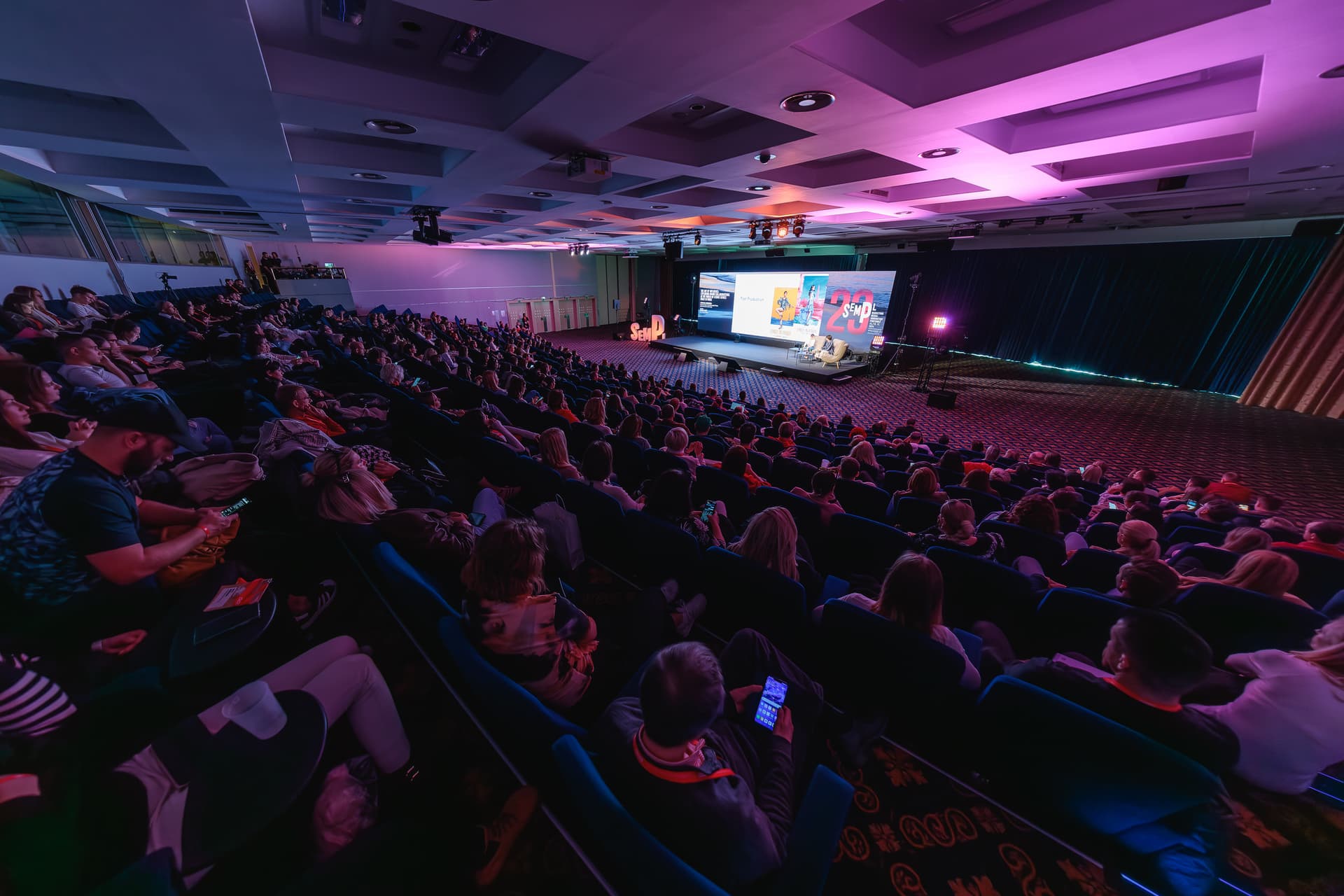 Udeleženci poslovne konference v dvorani (primer SEMPL)