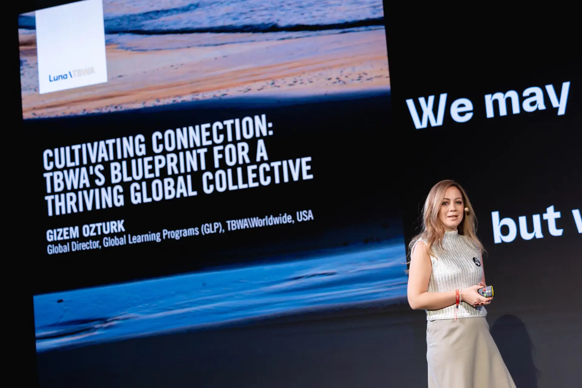 Govorka na poslovni konferenci med predstavitvijo