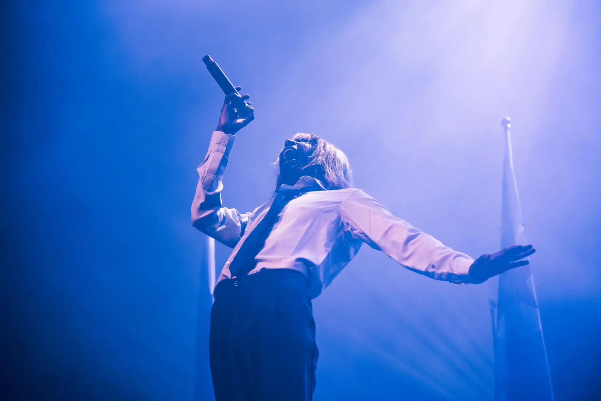 Performer na dogodku z odrsko osvetlitvijo