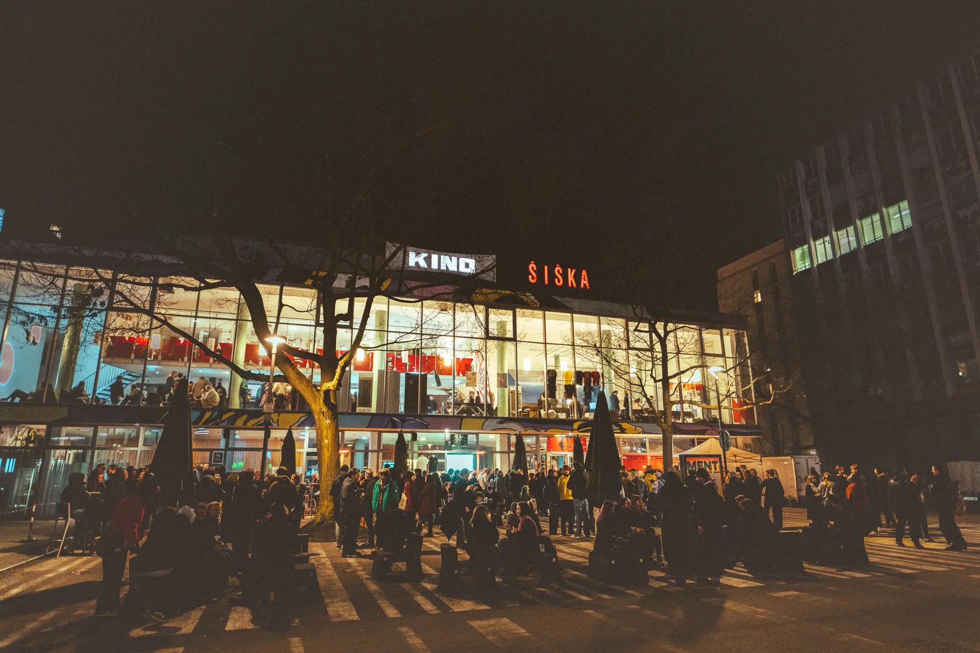 Udeleženci festivala MENT Ljubljana pred Kino Šiška