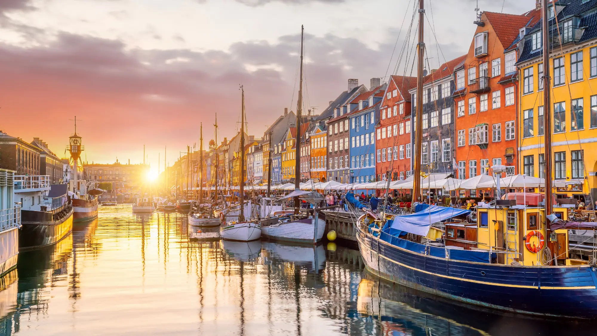 Pristanišče Nyhavn z barvitimi hiškami in čolni.