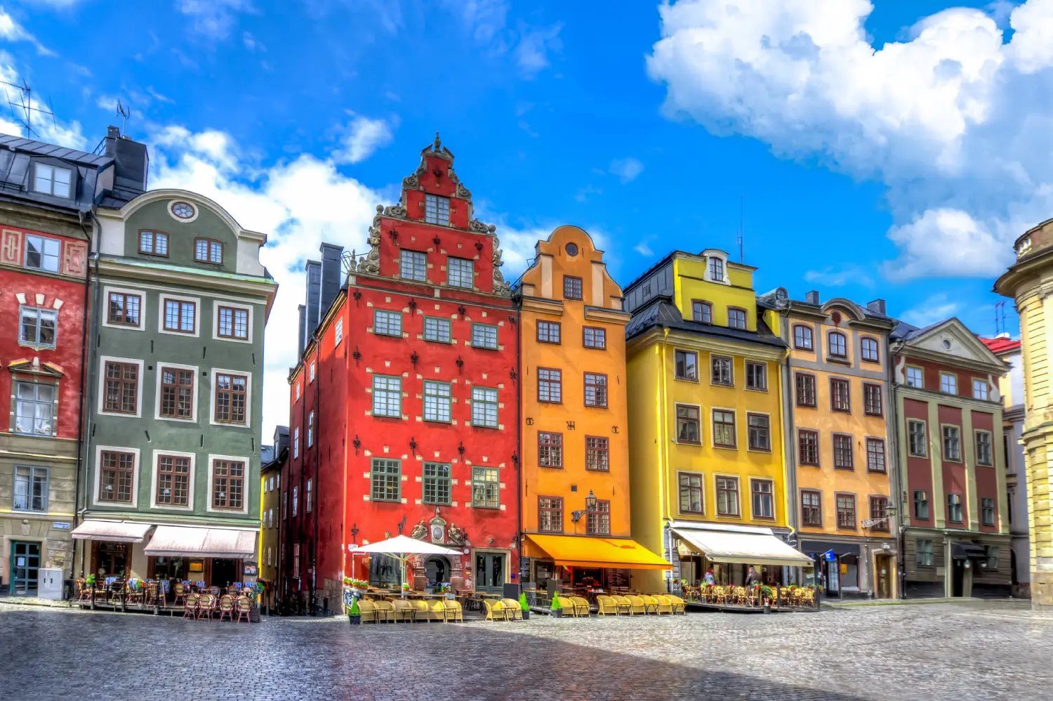 stockholm-gamla-stan-barvite-hise-druzinsko-potovanje.webp