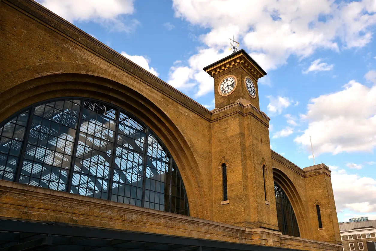 Oranžna železniška postaja Kings Cross v Londonu