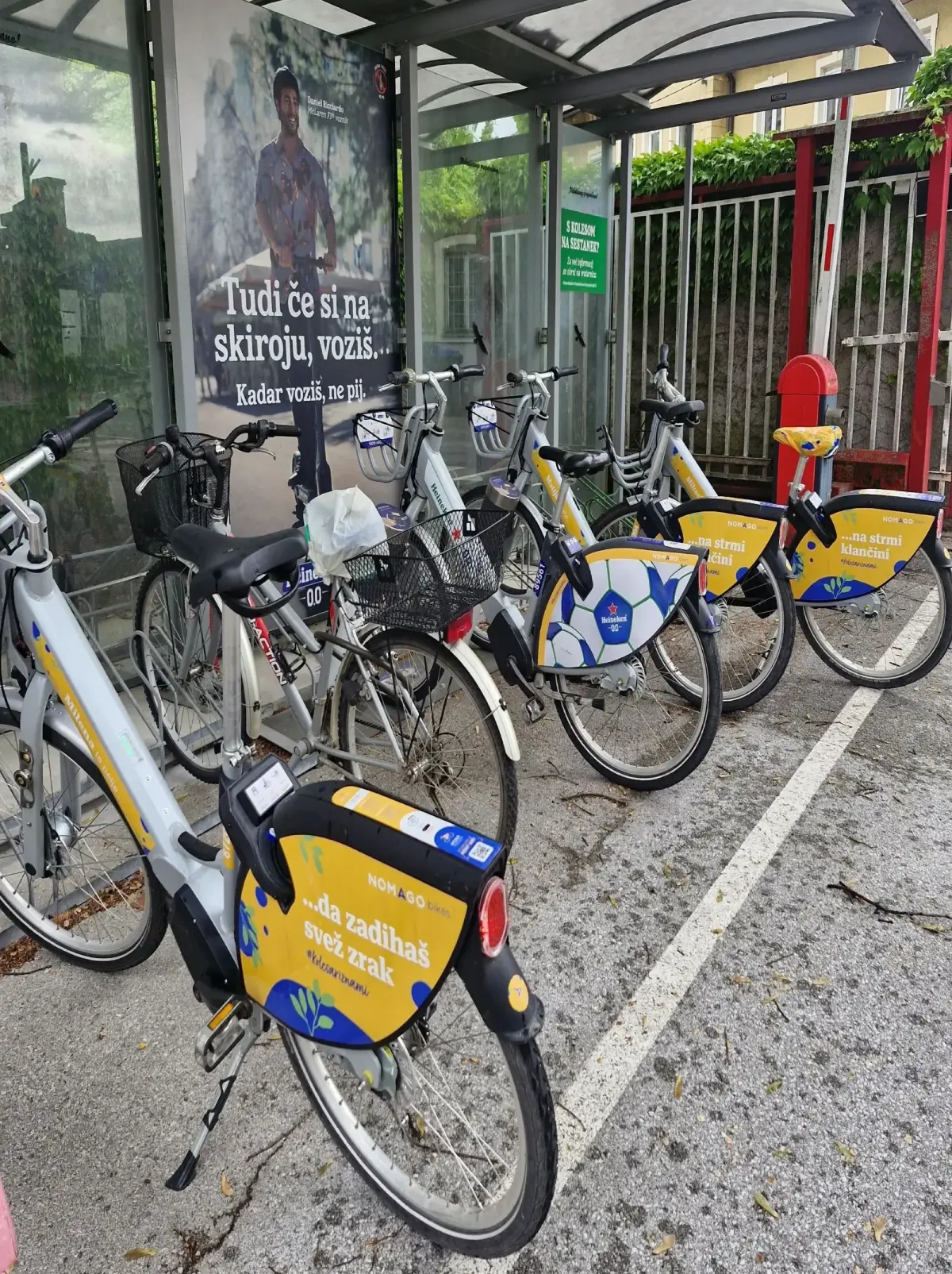 Postaja za izposojo koles kot del trajnostnih rešitev za mobilnost v podjetjih.