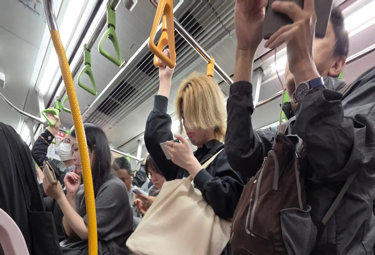 Potniki v japonskem metroju med vožnjo tiho uporabljajo mobilne telefone in spoštujejo pravila javnega prevoza.
