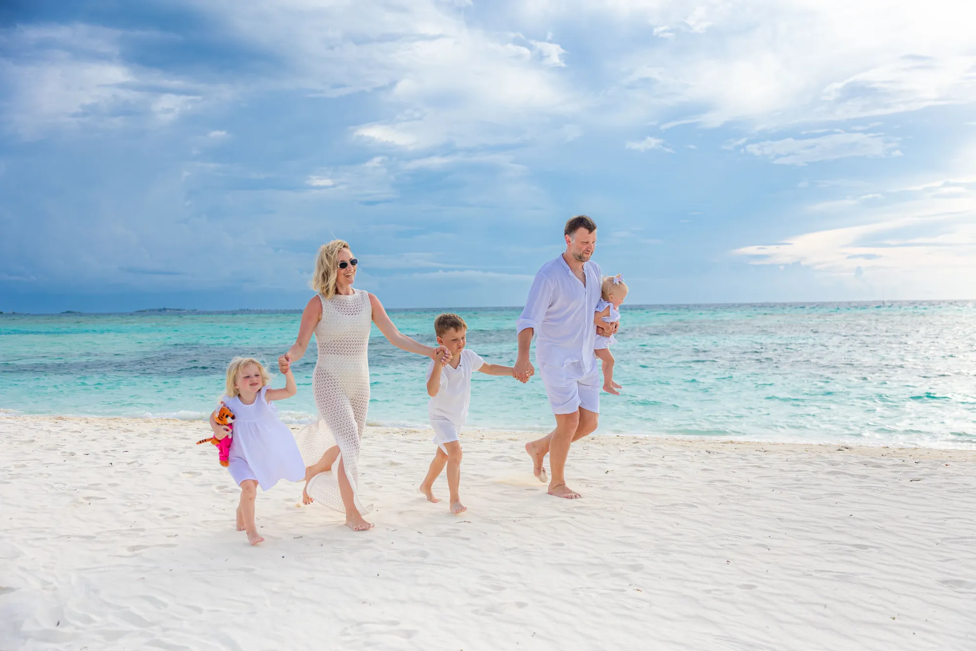 druzina-na-plazi-maldivi-pexels-14082026.webp