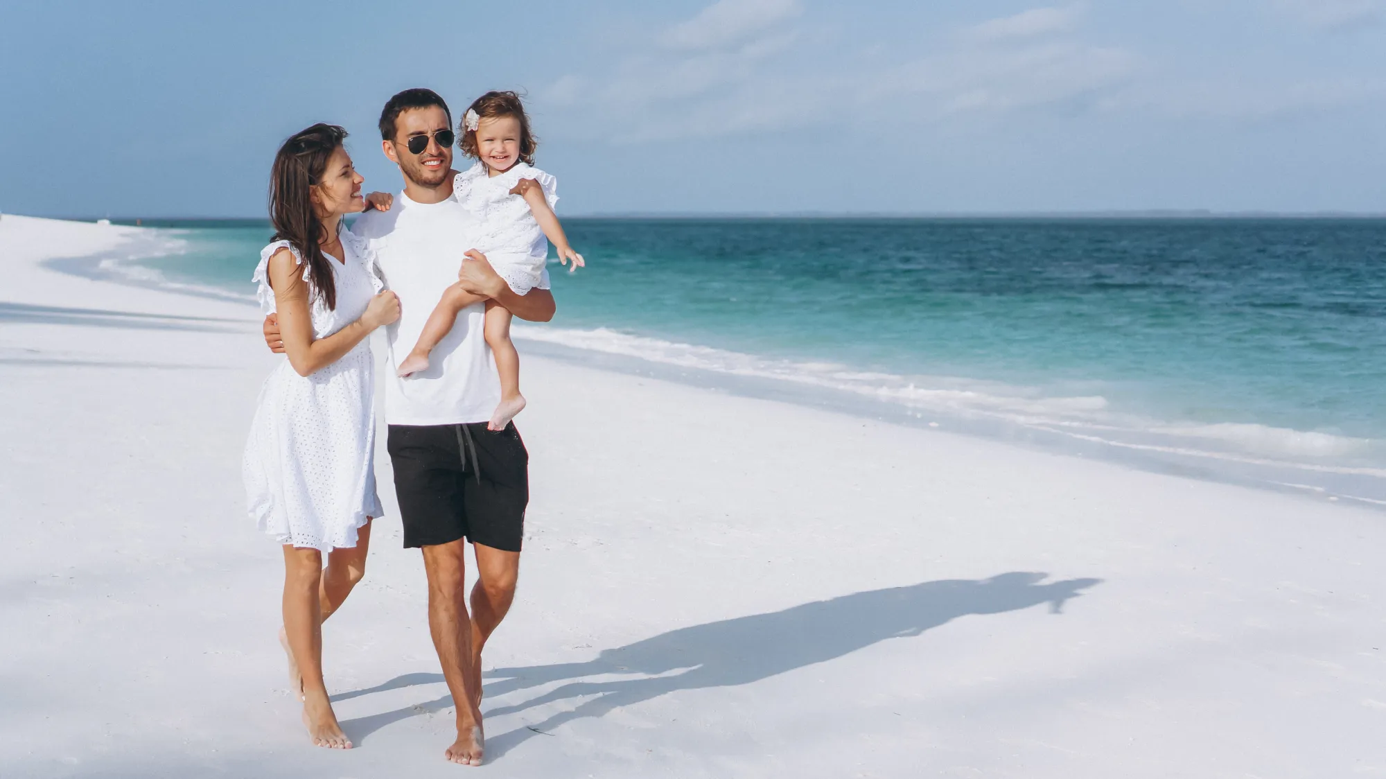 Družina na peščeni plaži na Maldivih