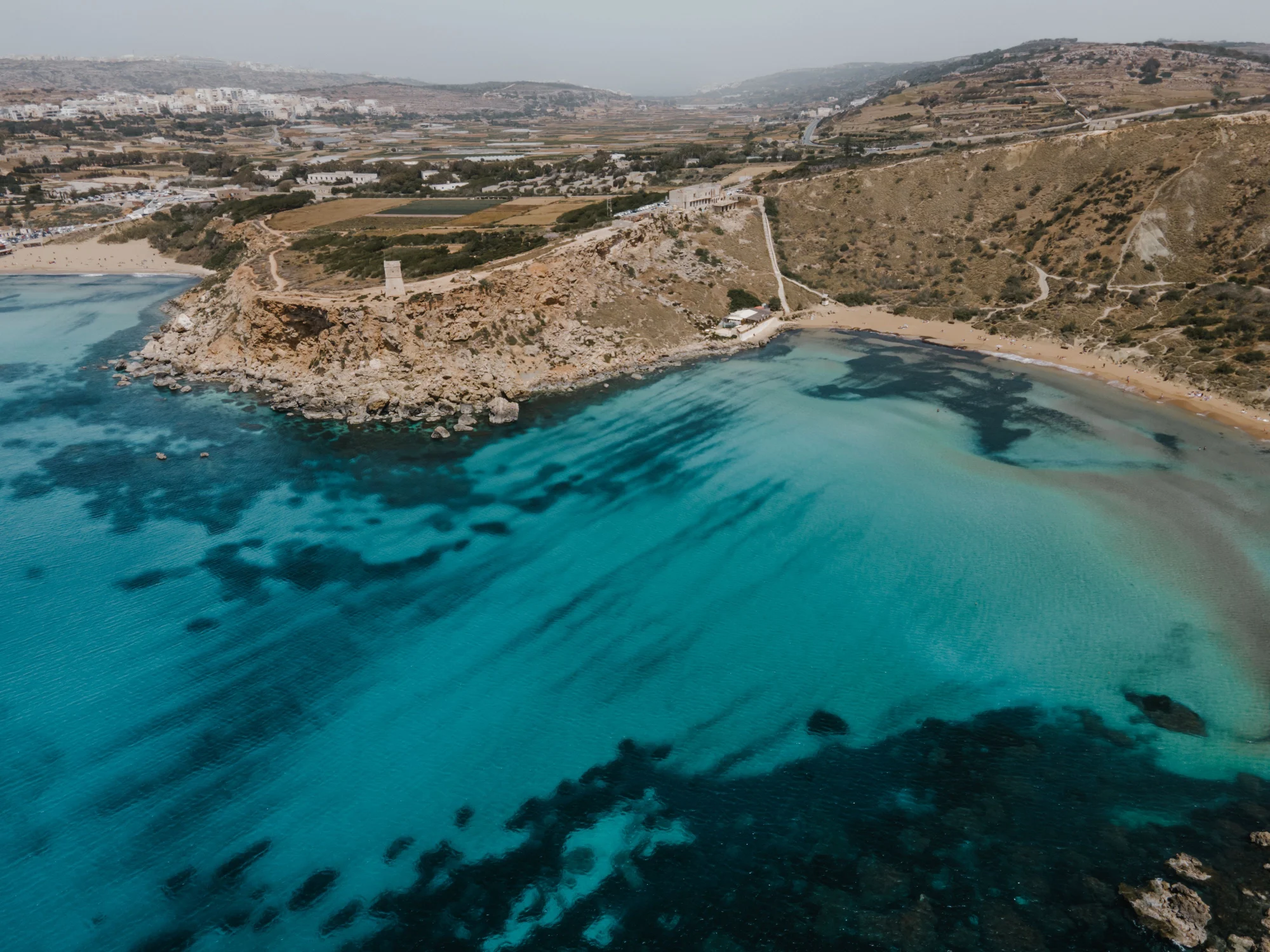 Pogled na plažo v Mgarrju iz ptičje perspektive.