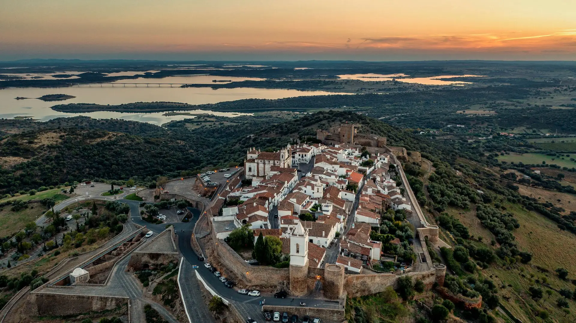 Srednjeveško mestece Monsaraz v regiji Alentejo na Portugalskem, obdano z oljčnimi nasadi in jezerom Alqueva.