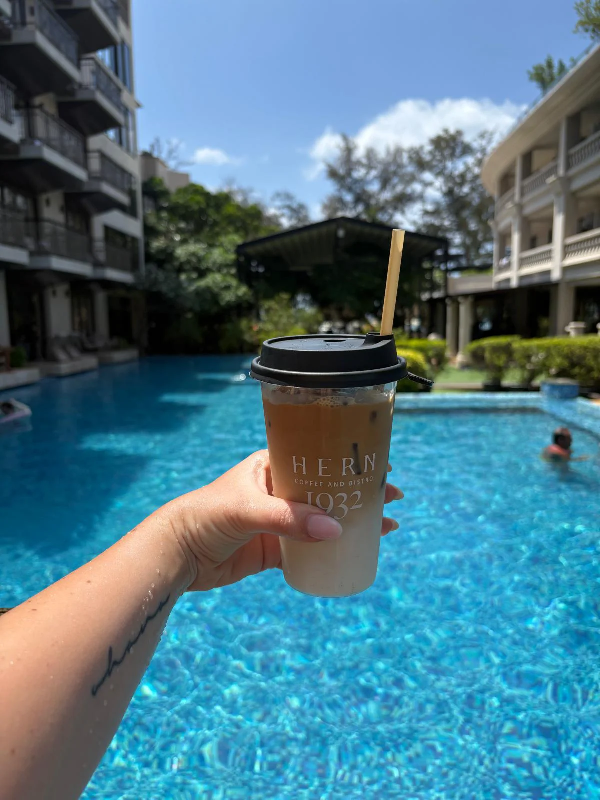 Ledena kava ob bazenu na Phuketu.