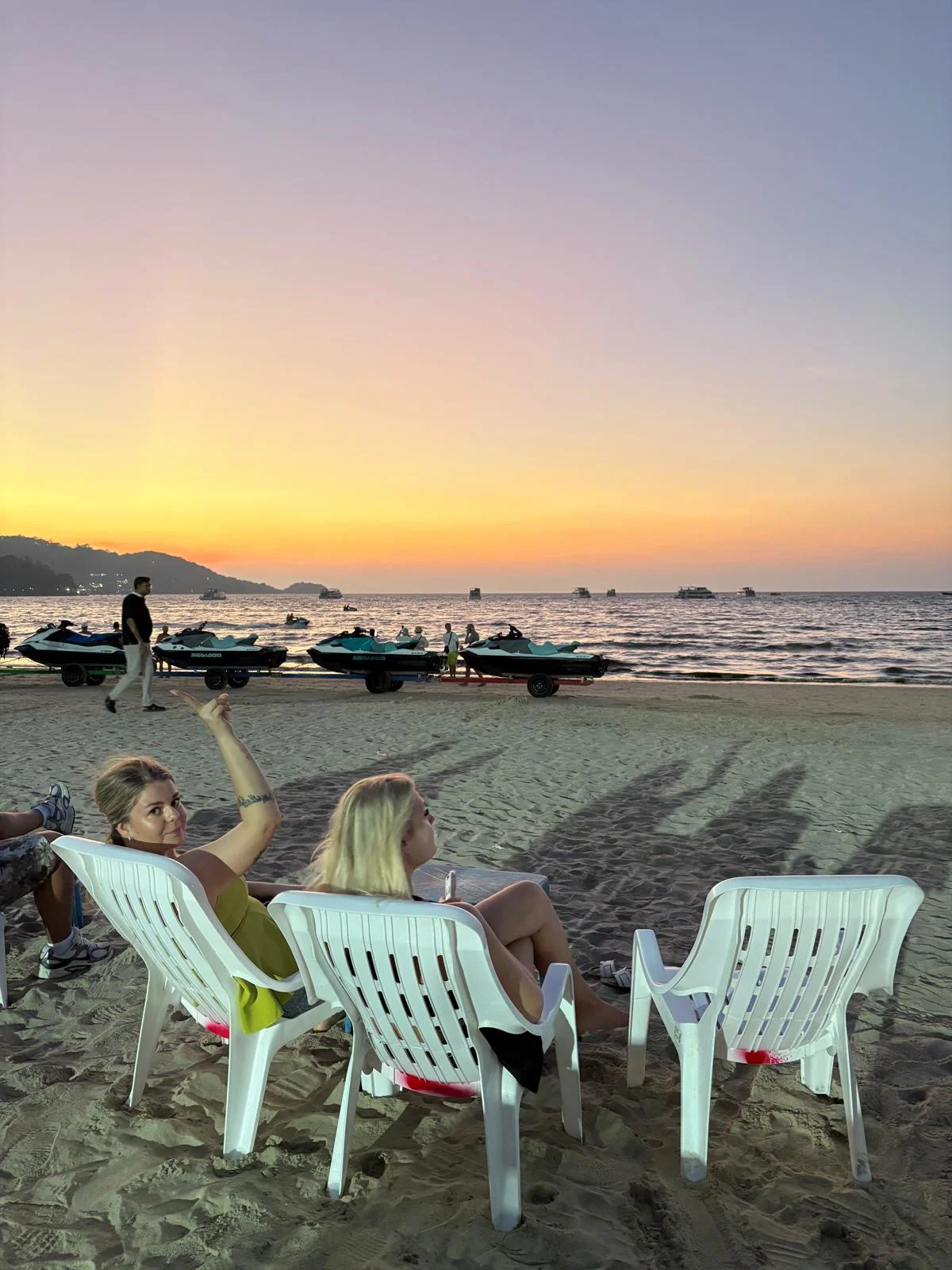 Sončni zahod na plaži na Tajskem.