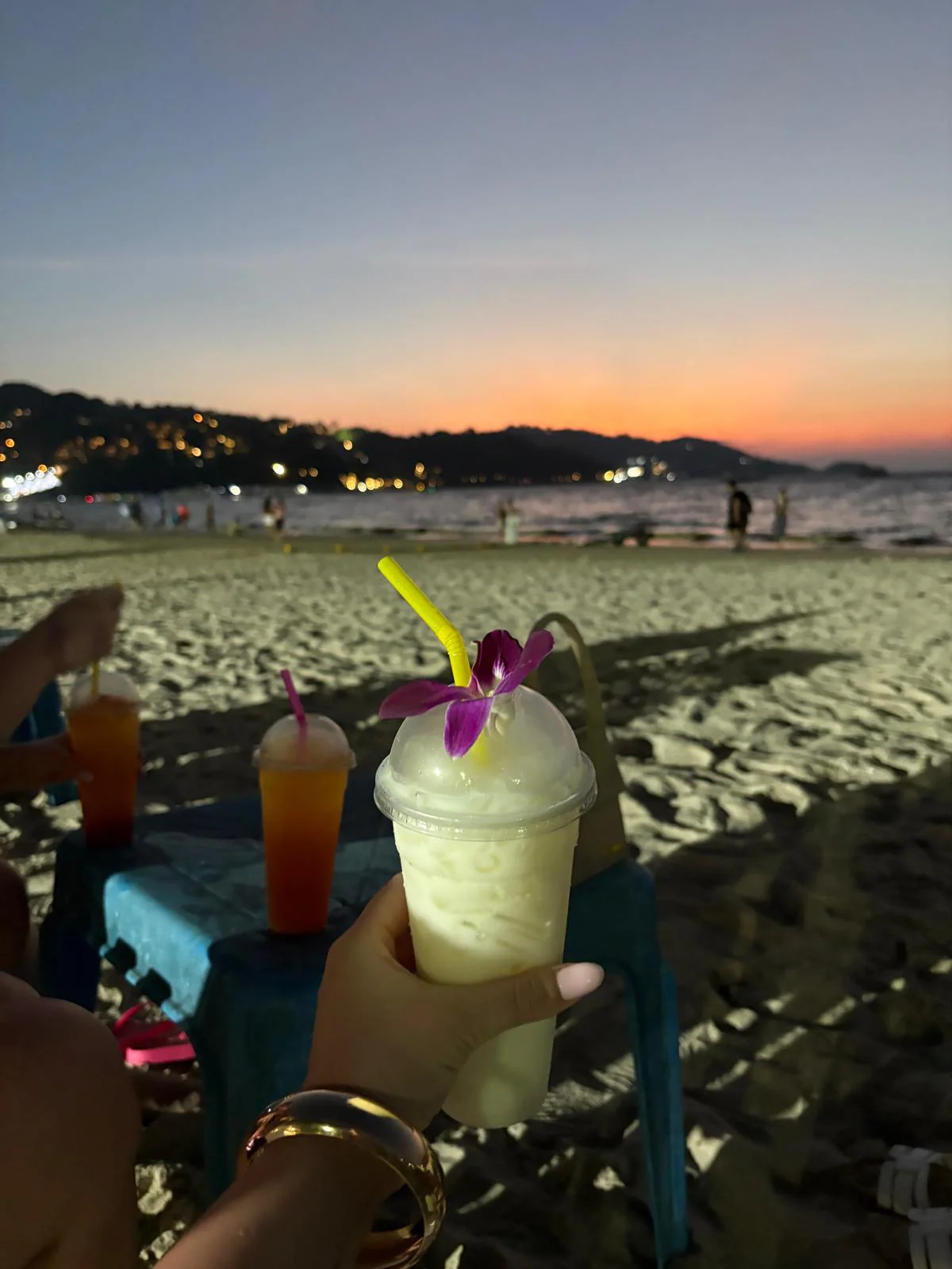 Večerni koktejl na plaži v Phuketu.