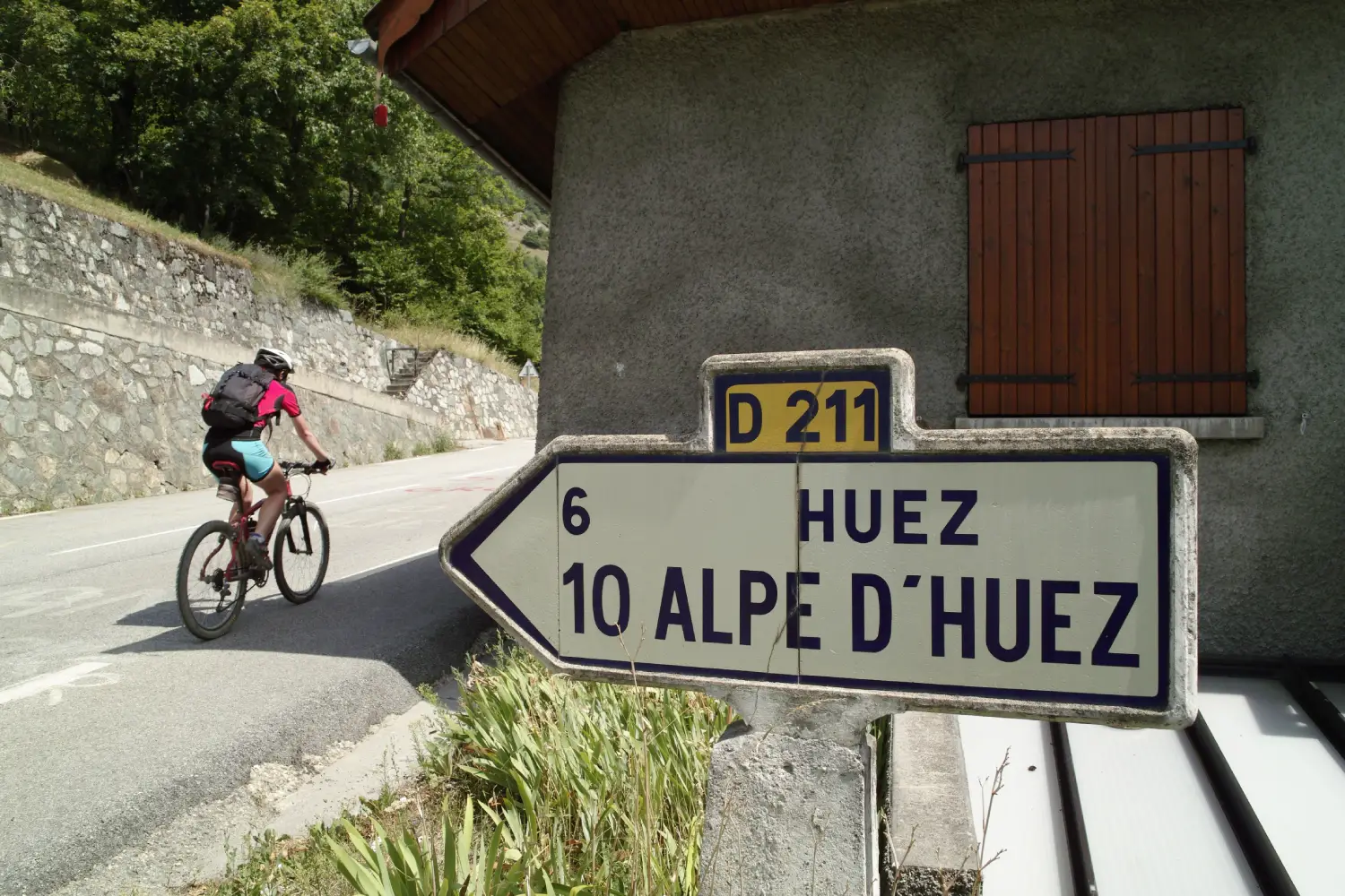 Kolesar na vzponu na Alpe d'Huez