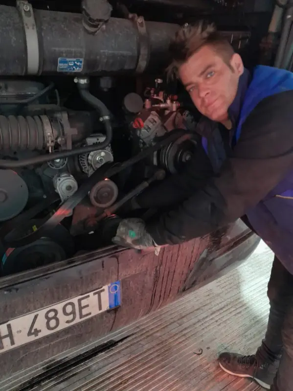 Avtomehanik Uroš Jamšek pred motorjem od avtobusa