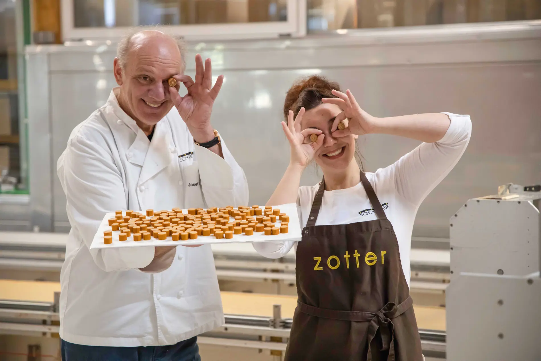 Josef Zotter in njegova hči Julia Zotter v čokoladnici med predstavitvijo čokoladnih izdelkov.