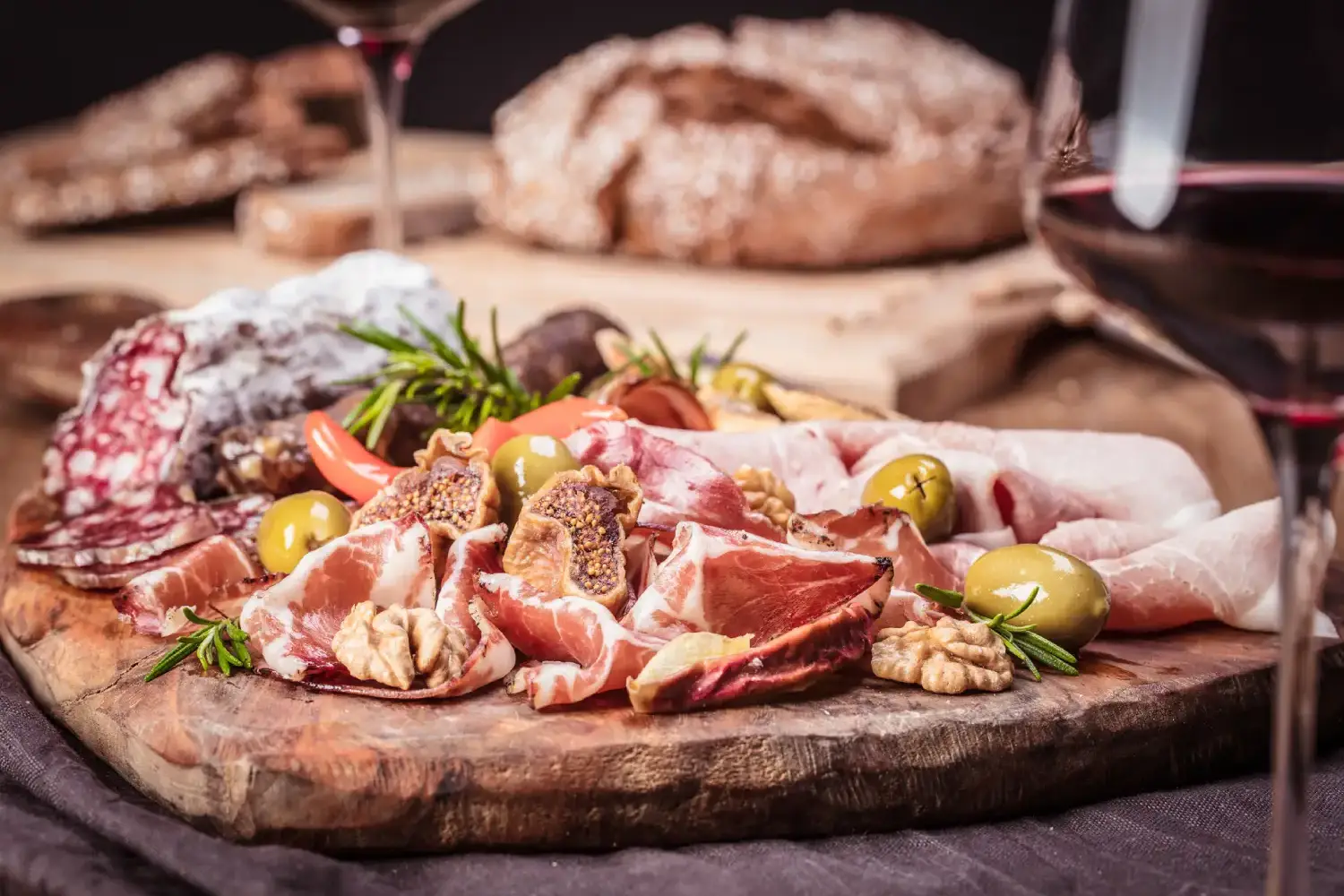 Traditional Slovenian meal with red cabbage, sausage, and dumplings – a hearty dish from the Alpine region.