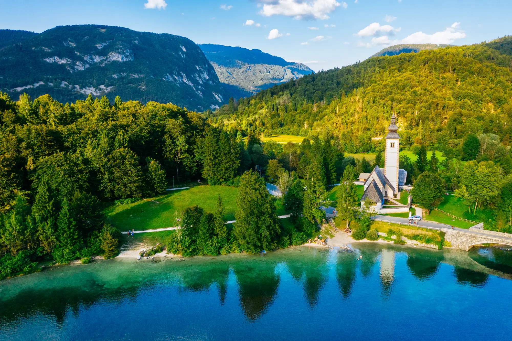 Cerkev sv. Janeza Krstnika ob Bohinjskem jezeru, mirna destinacija za slow travel v Sloveniji.
