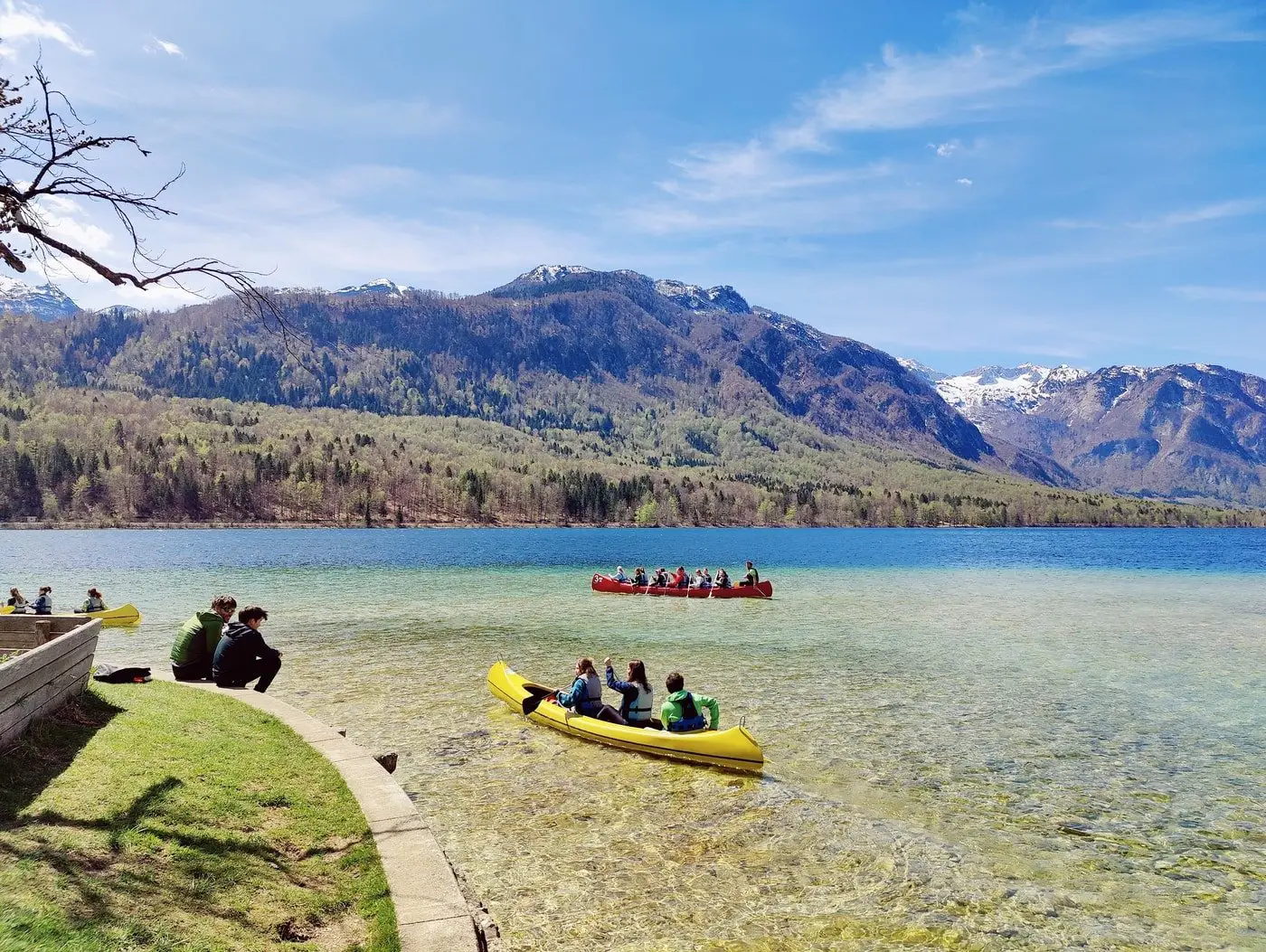 Dve skupini kajakašev na čistem Bohinjskem jezeru