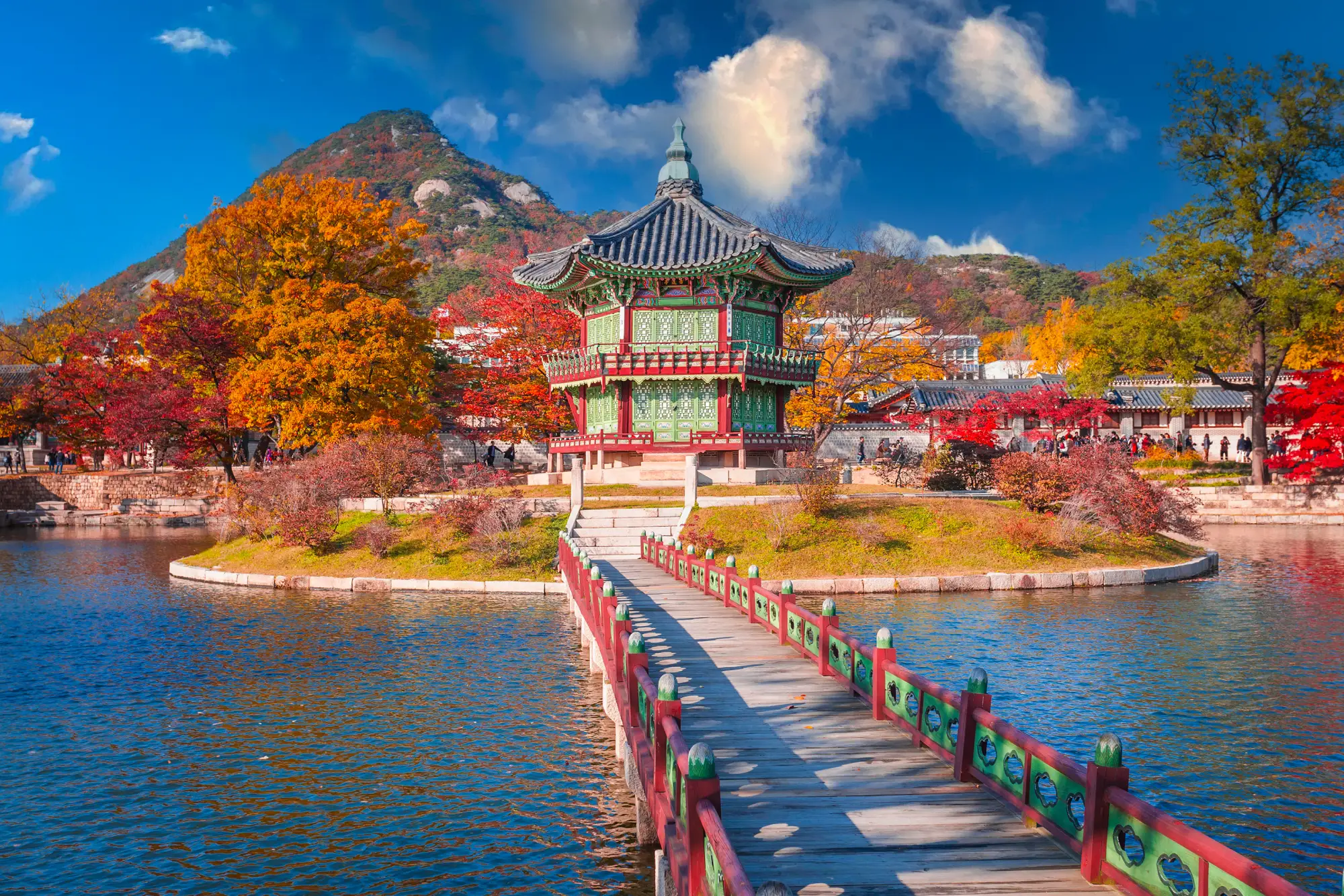 Gyeongbokgung tempelj v sredini jezera obdan z jesenskim listjem