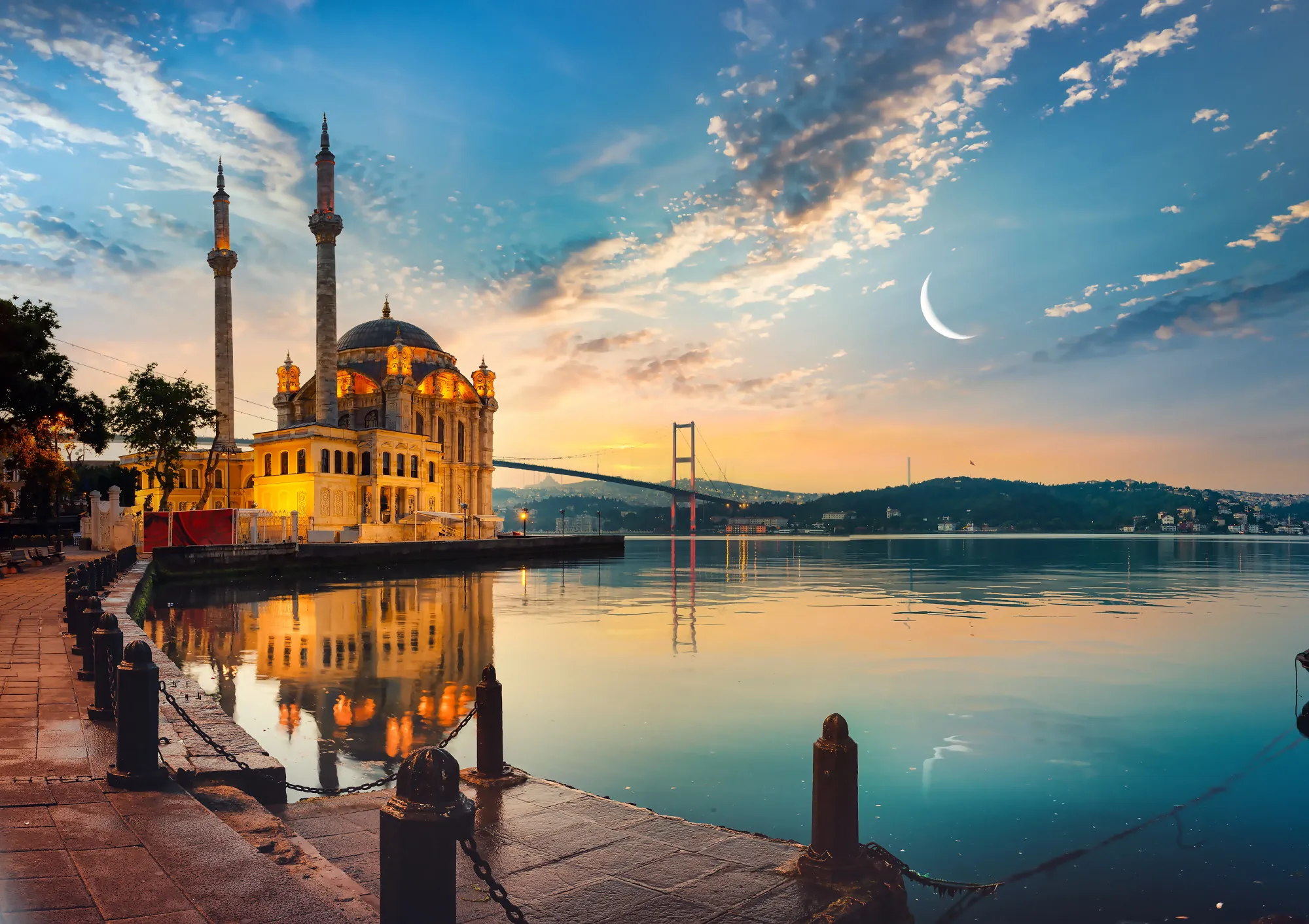 Pogled po ulici proti znamenitemu Galatskemu stolpu v Istanbulu.