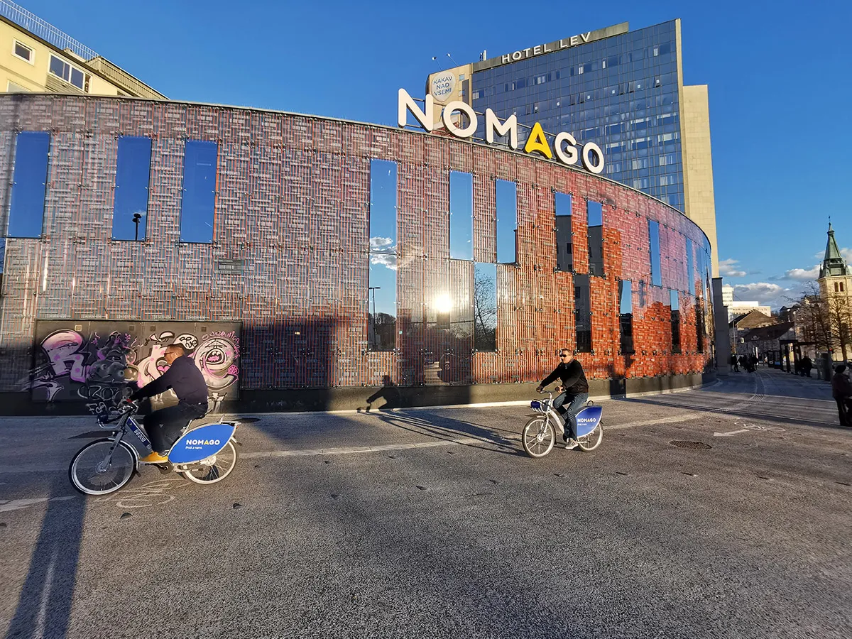 Dva kolesarja pred podjetjem Nomago