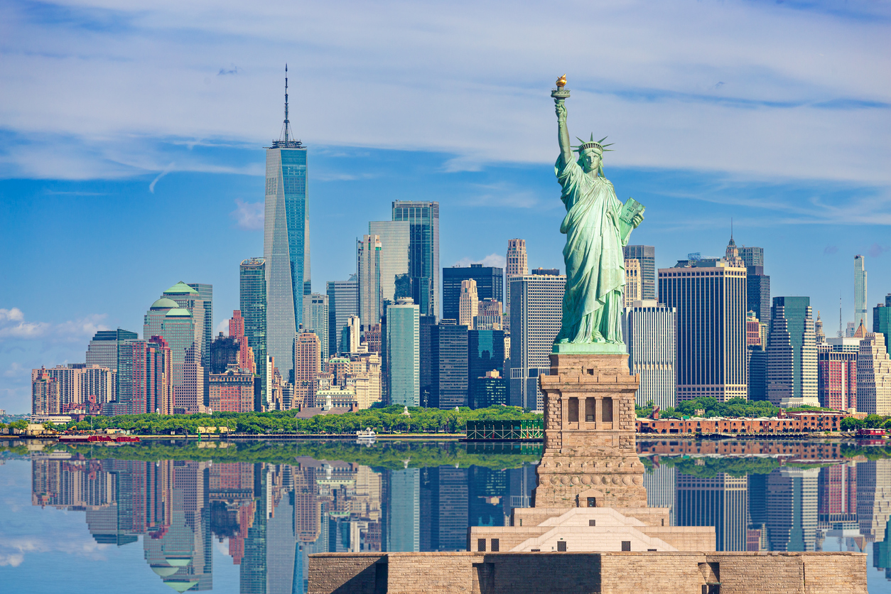 new-york-kip-svobode-s-pogledom-na-neboticnike-manhattan-istock-15-07-2024.jpg