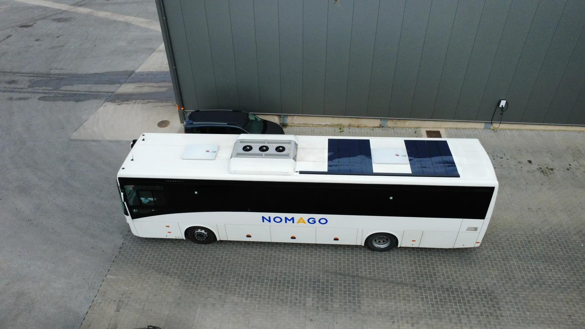 Avtobus s sončnimi celicami Nomago iz zgornjega pogleda