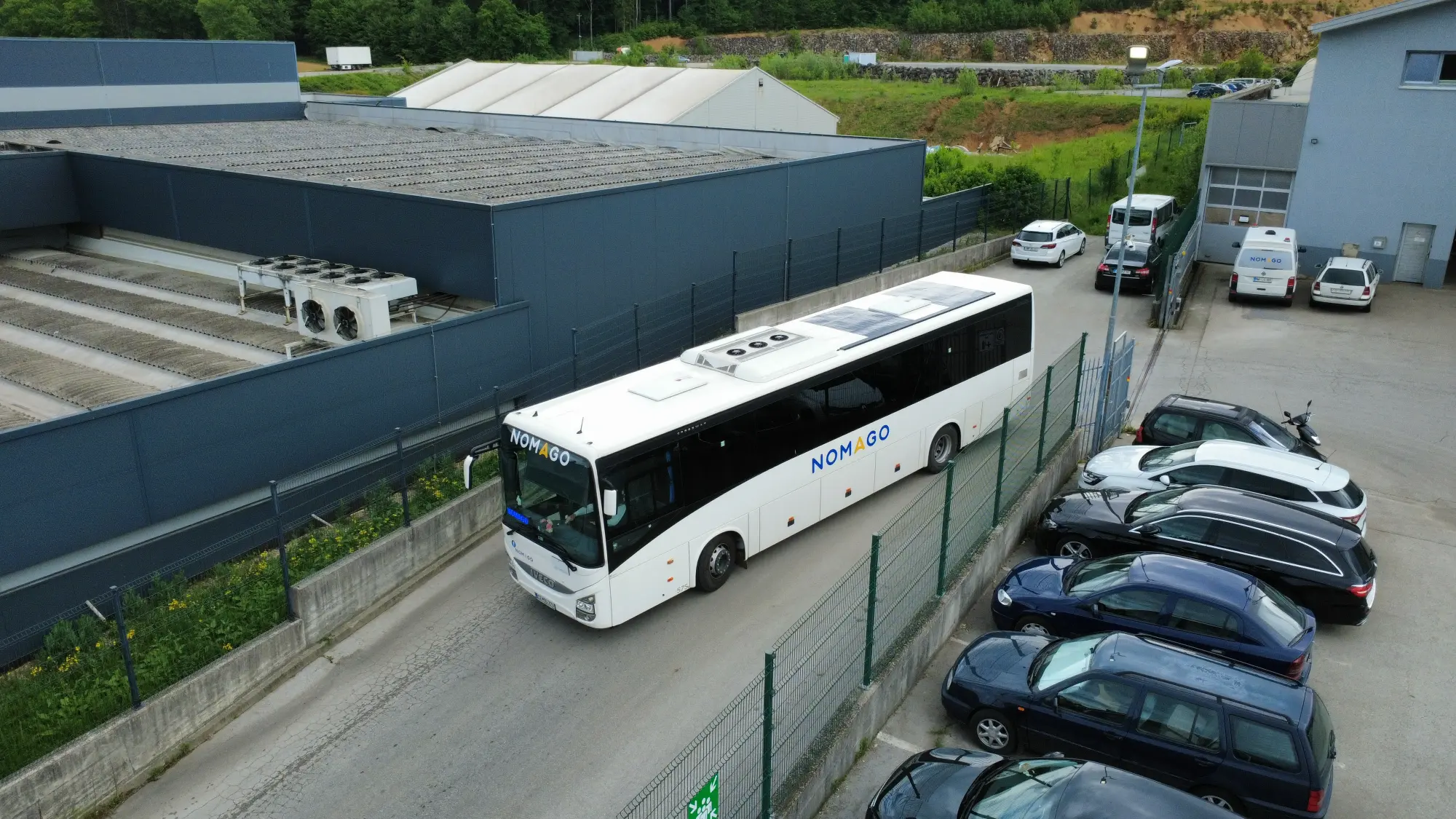 Avtobus na sončne celice vozi po cesti