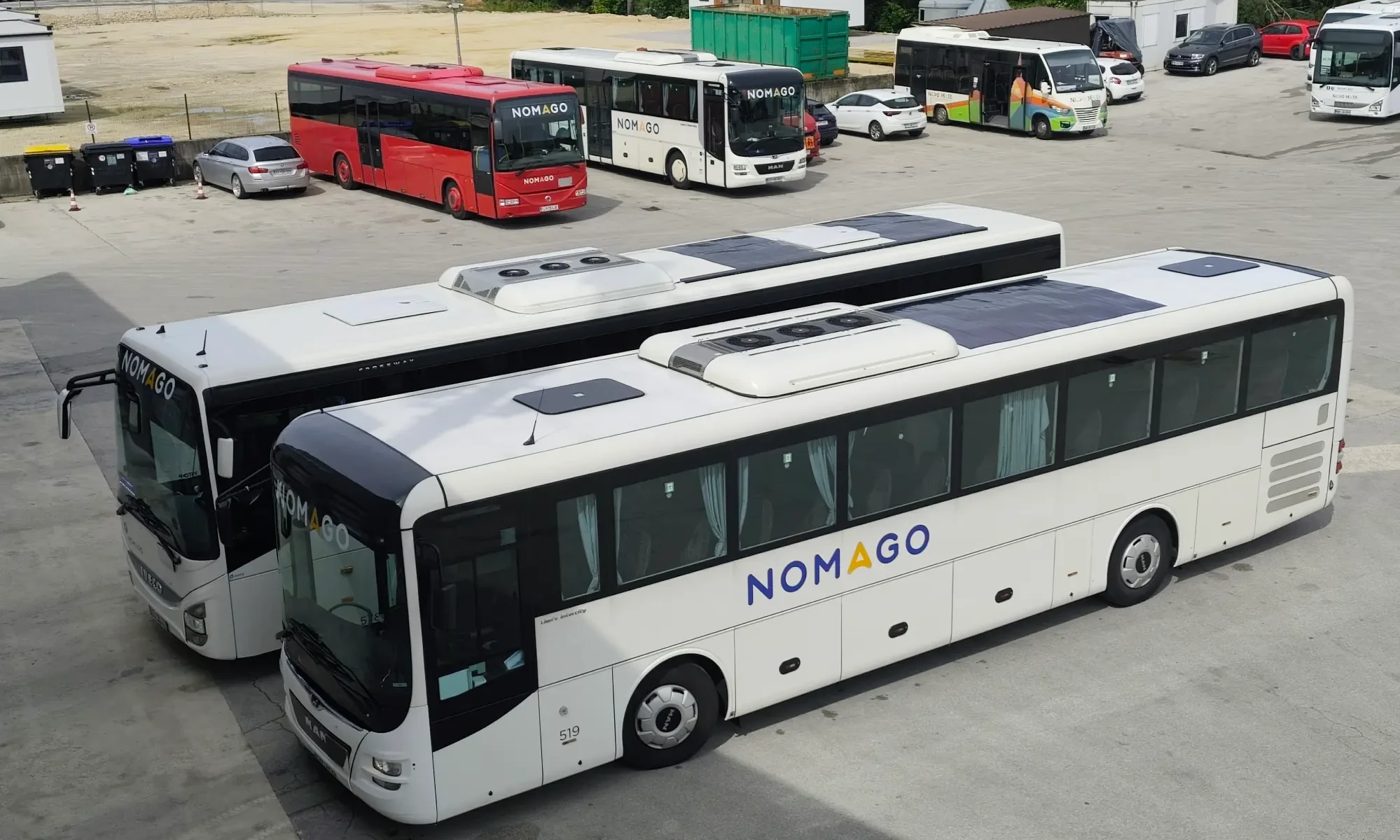 Nomagov vozni park z avtobusi, opremljenimi s sončnimi paneli kot del trajnostnih rešitev.