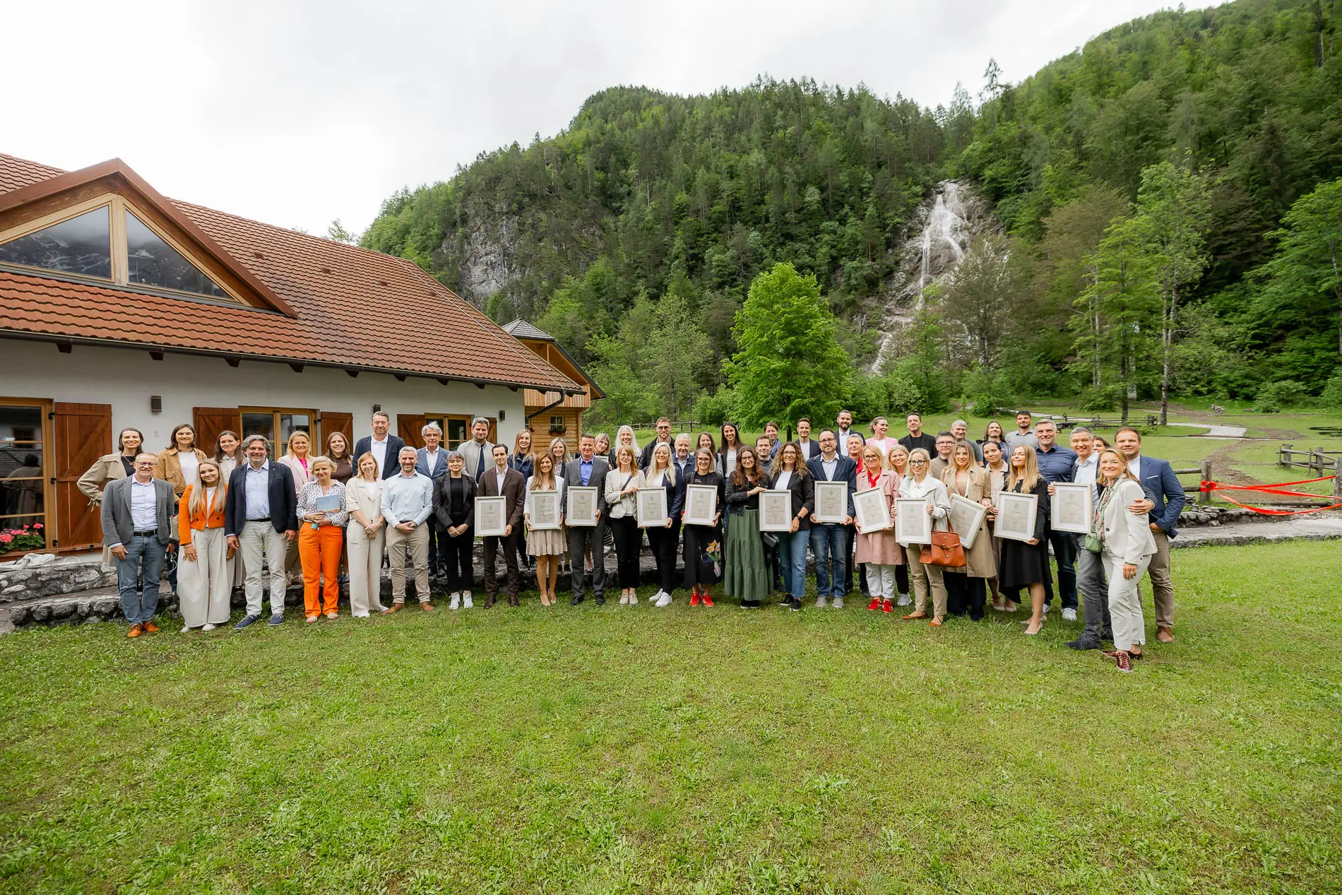 Skupinska fotografija prejemnikov certifikata Green Star 2025 na podelitvi trajnostnih priznanj