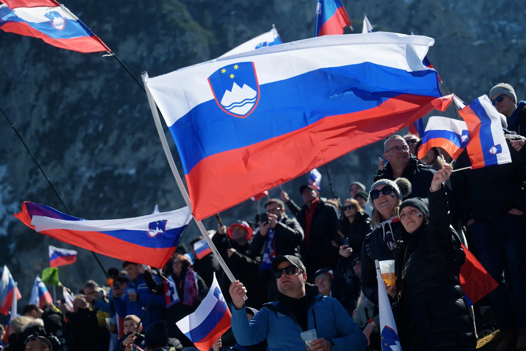 planica-2026-slovenske-zastave-in-navijaci-vir-nomago.webp