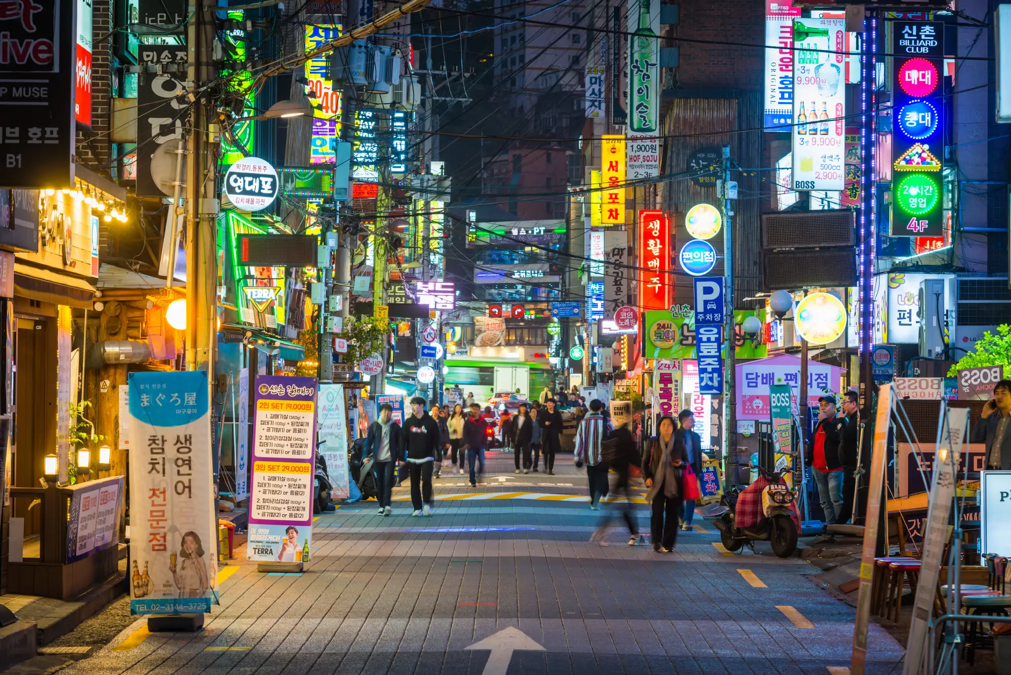 Osvetljena ulica Seula z reklamnimi svetlečimi tablami