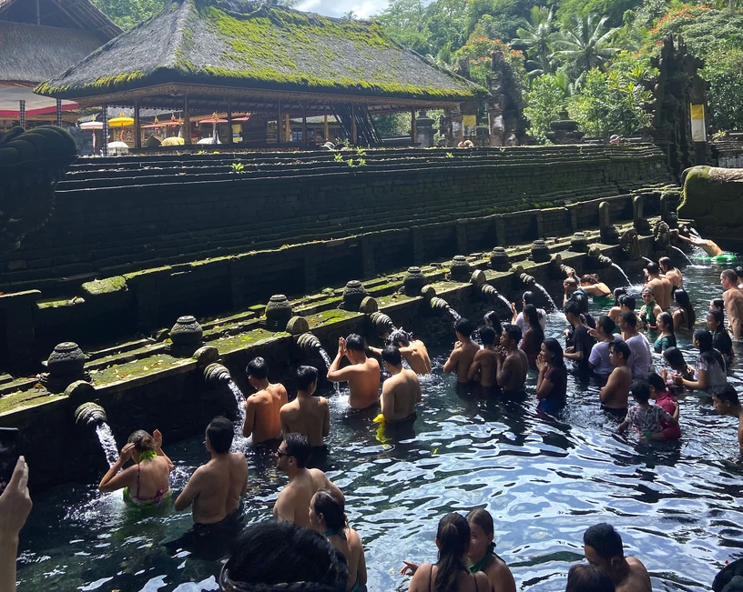 ritual-očiščenja-melukat-Tirta-Empul-Bali