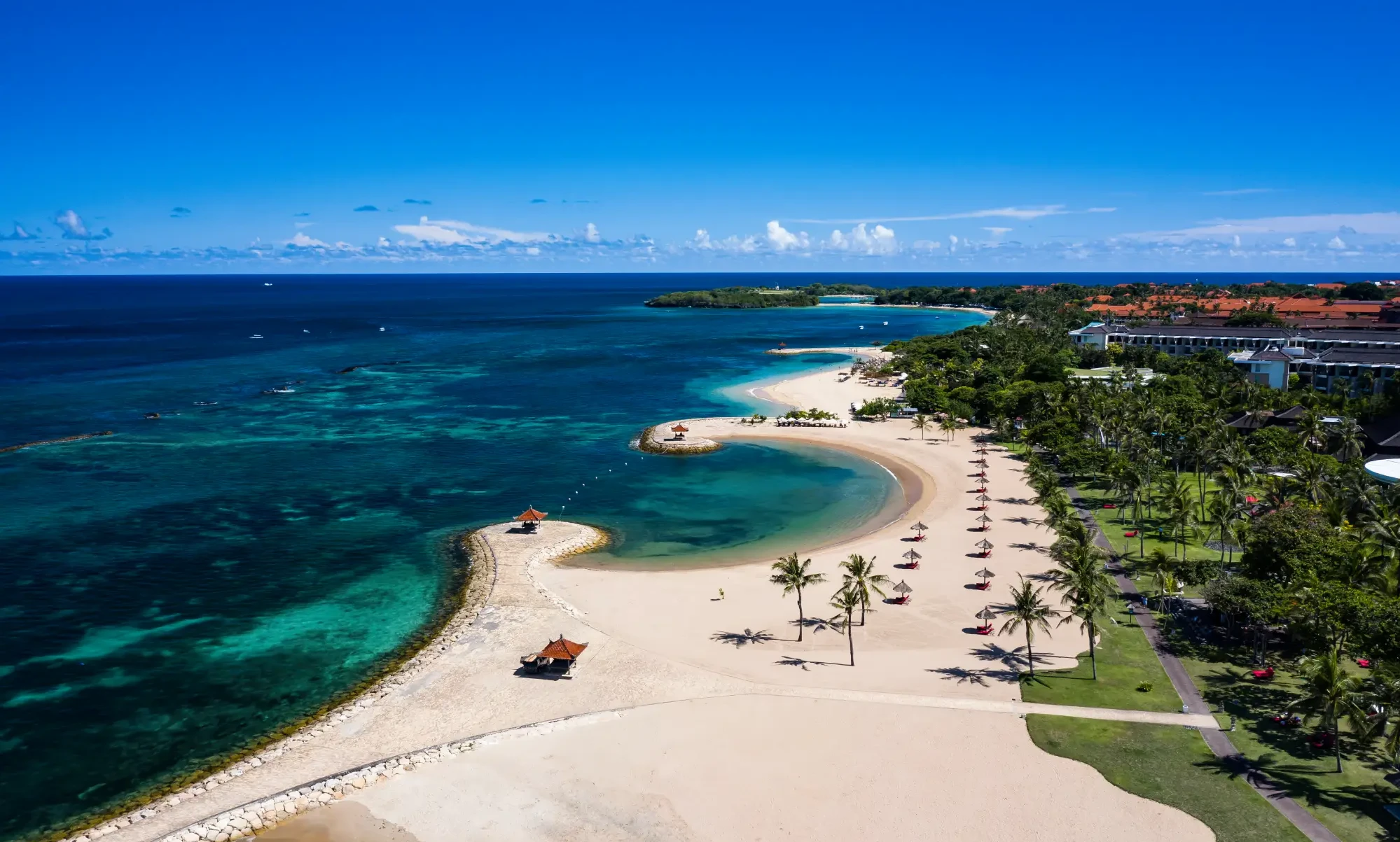 Plaža Nusa Dua s palmami in rastlinjem