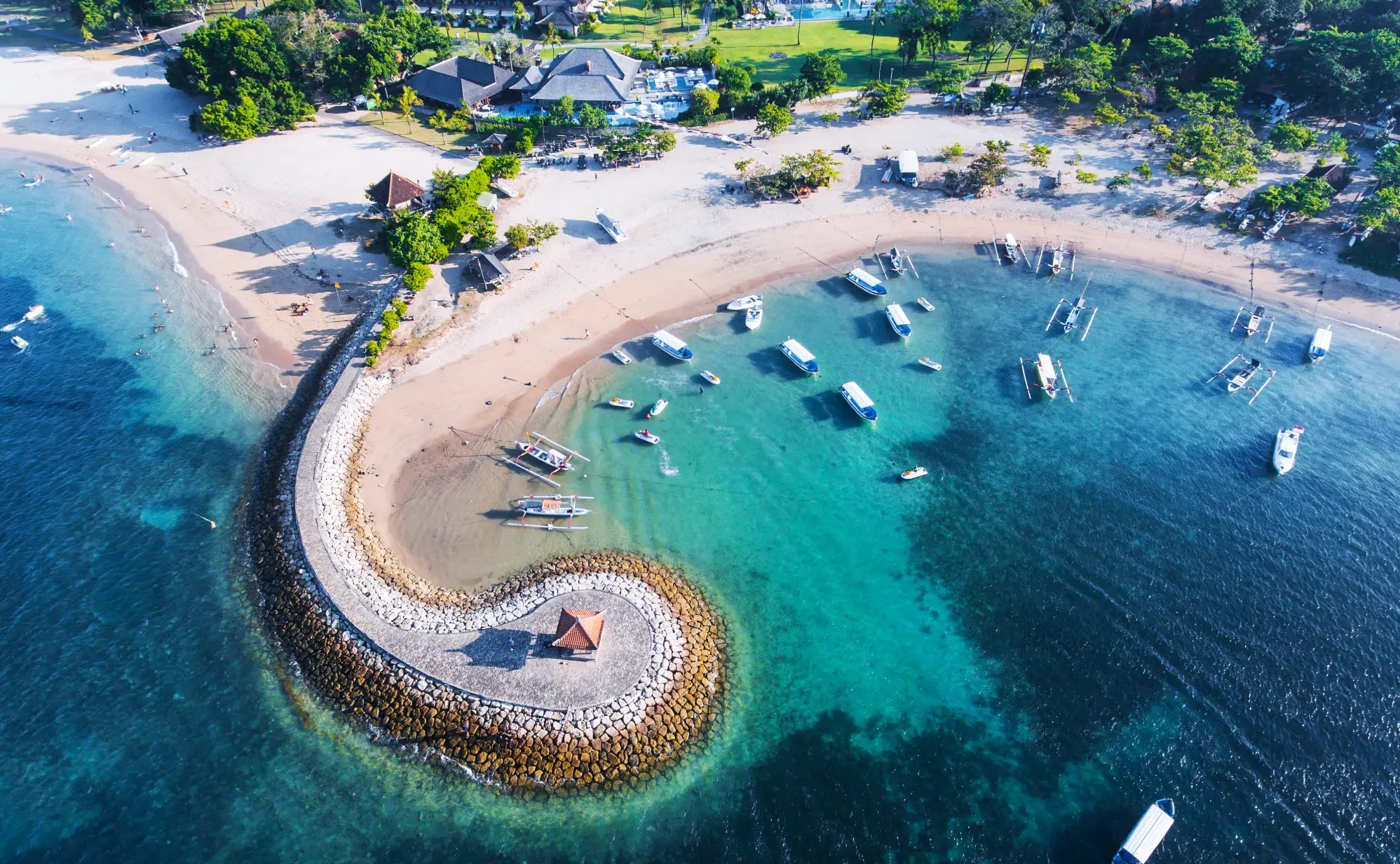 Plaža Sanur s tradicionalnimi čolni v kristalno čistem morju