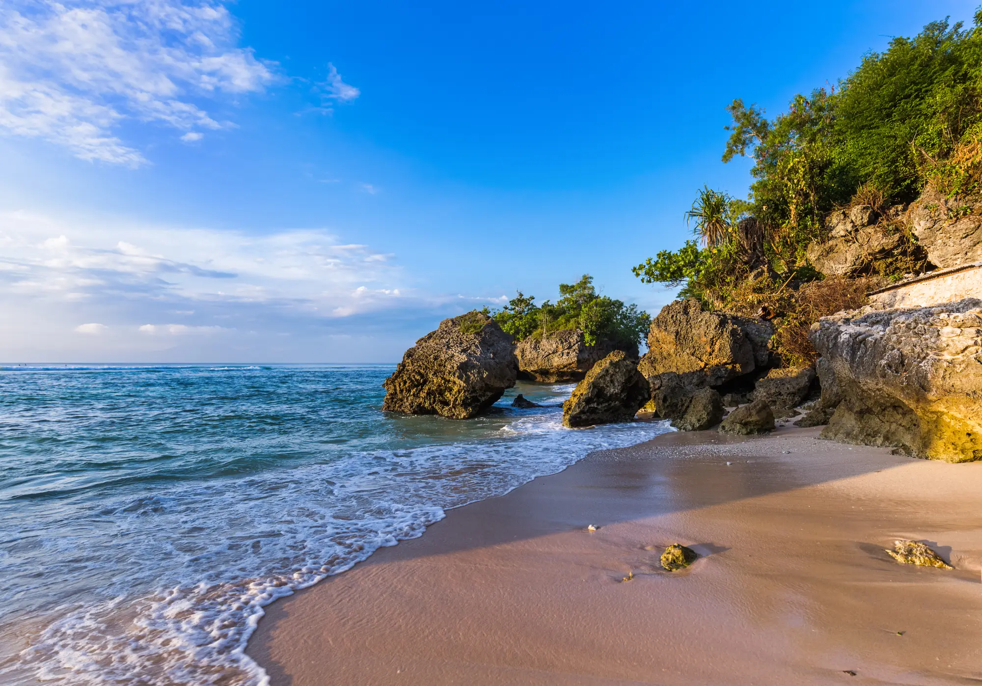 Padang Padang plaža s peskom in kamnitimi tvorbami ob kristalni plaži
